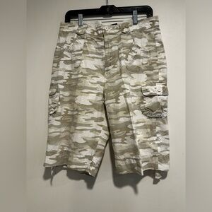 Arizona Jeans Co Girls Large (16) white Camouflage Cargo Bermuda Shorts.